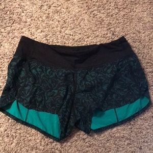 Lululemon shorts (LINING BROKEN!!) (Size4)